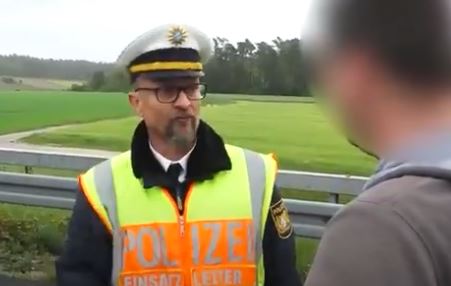 Polícia confronta condutores que abrandam em acidente rodoviário para tirar fotografias | Vídeo