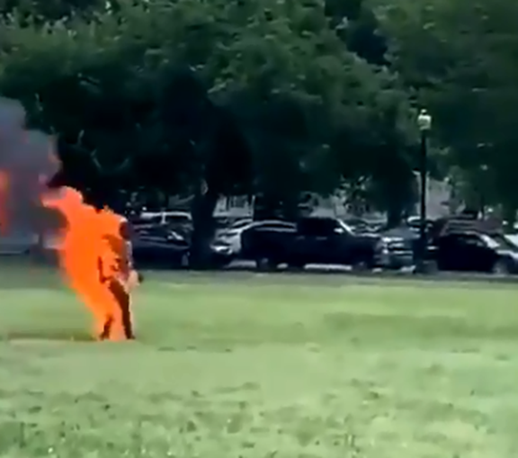 Homem incendeia-se em frente à Casa Branca | VÍDEO