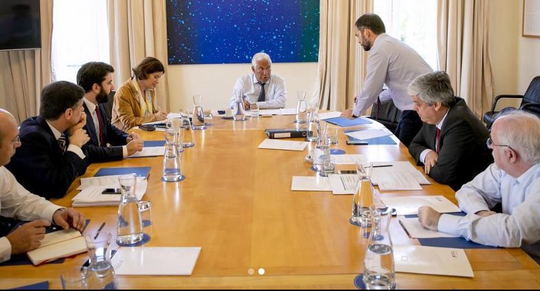 Fotografias no Instagram de Costa revelam protagonistas da reunião de urgência