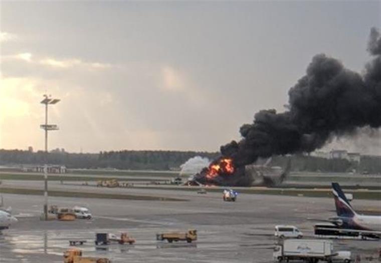 Moscovo. Recuperados 41 corpos dos destroços de avião que se incendiou