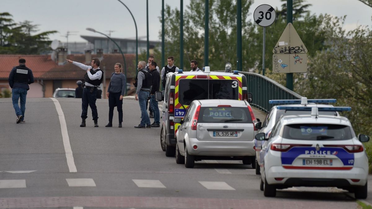 Toulouse: raptor de 17 anos barricado com reféns em tabacaria de Blagnac