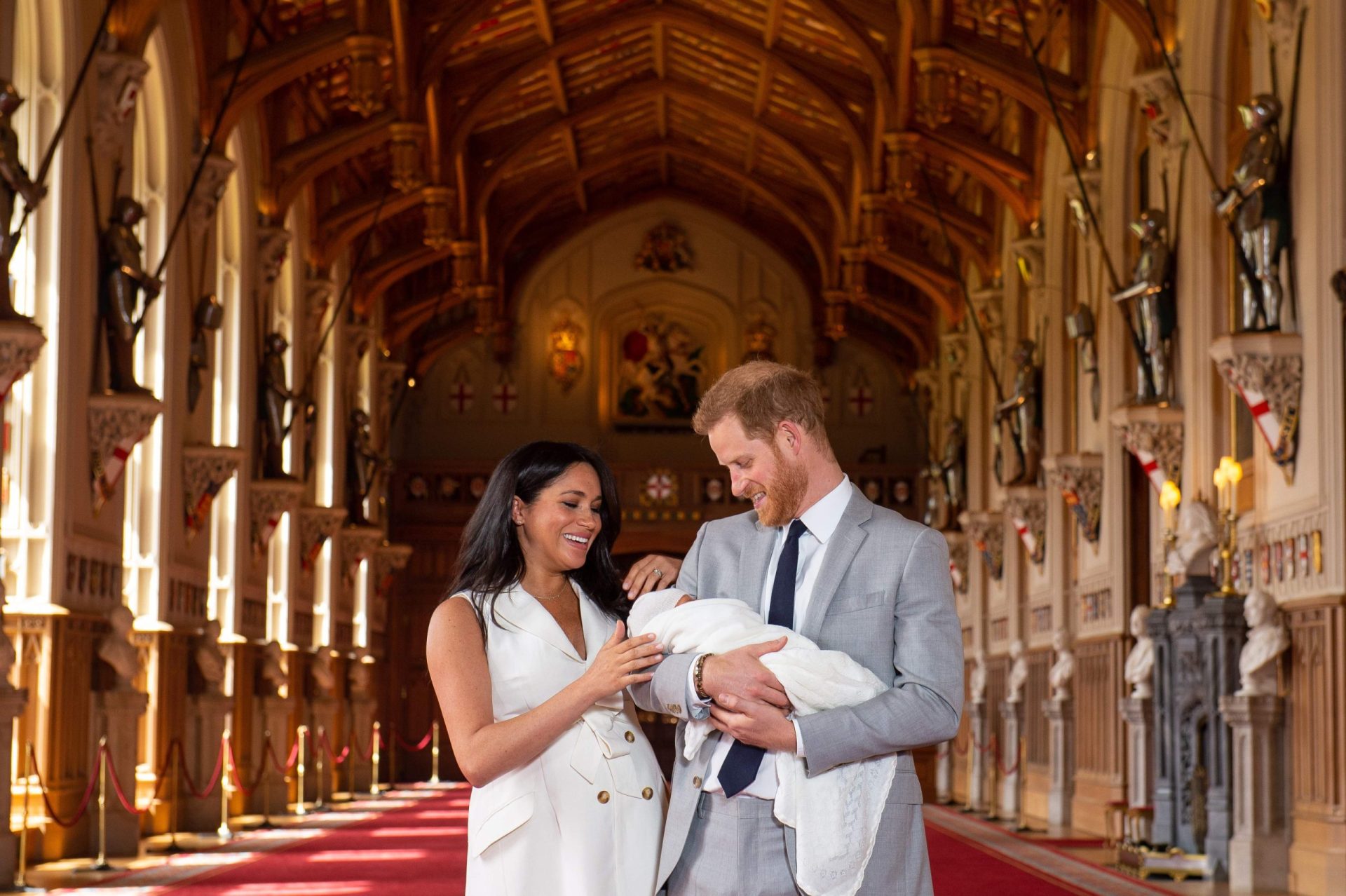 Duques de Sussex apresentam publicamente o primeiro filho