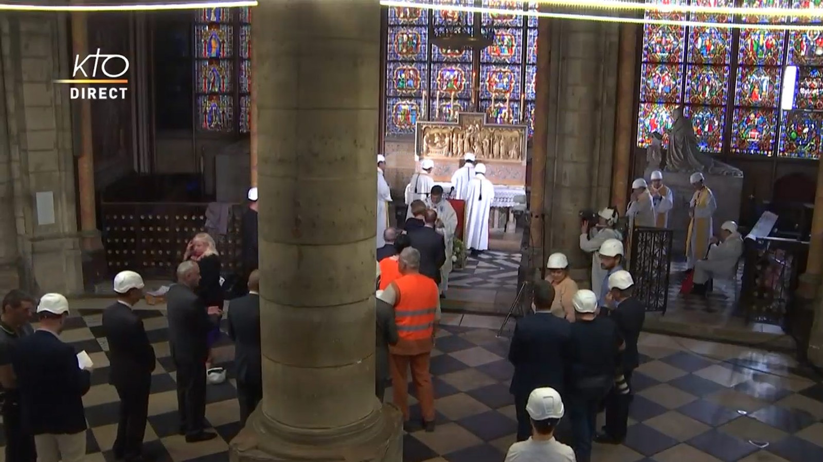 Paris. Catedral de Notre-Dame recebe a primeira missa após incêndio