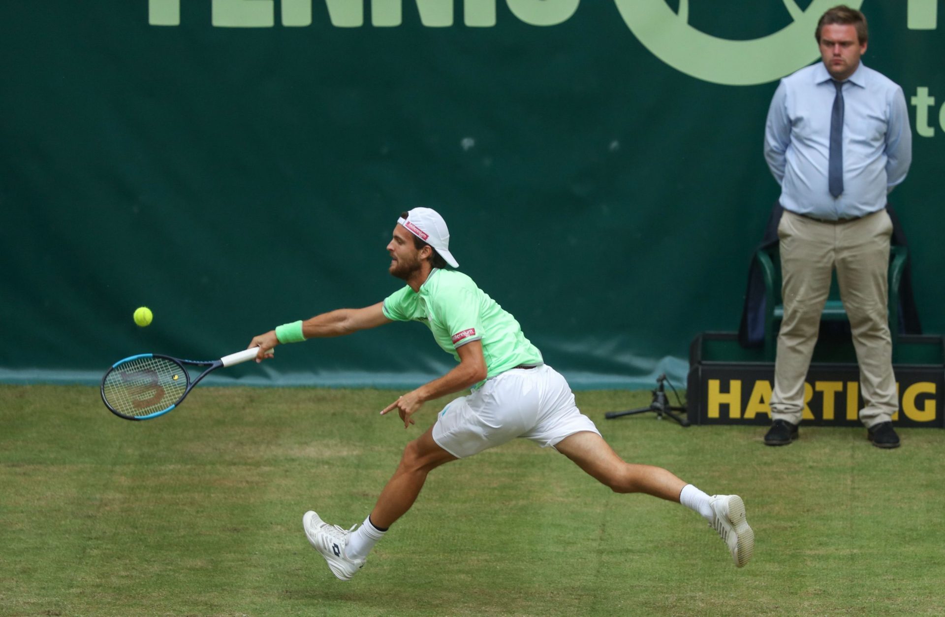 Depois de batalha de três horas, João Sousa cai nos oitavos de Halle