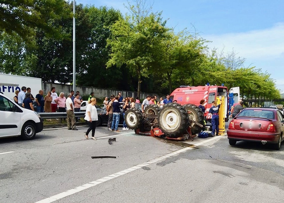 Acidente com trator faz ferido grave em Barcelos