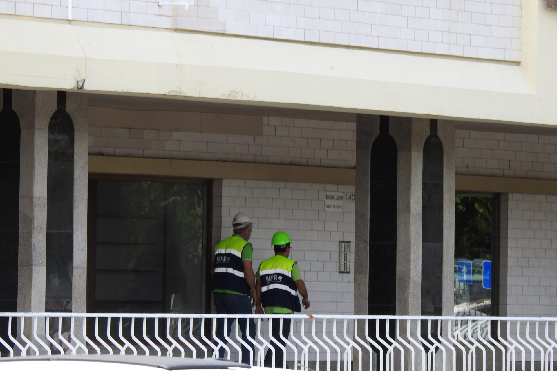 Prédio Coutinho. Demolição foi iniciada com moradores dentro do edifício