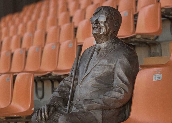 Valência homenageia adepto cego com estátua no Mestalla