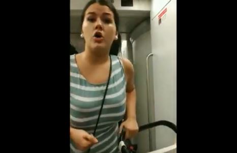 Mulher insulta casal homossexual no metro de Barcelona. “Metem-me nojo”