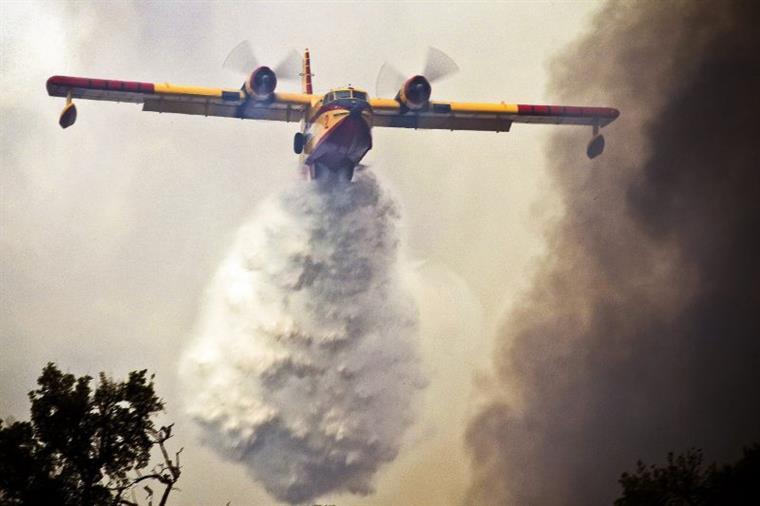 Incêndio em Alvaiázere obriga à mobilização de meios aéreos e quase duzentos bombeiros