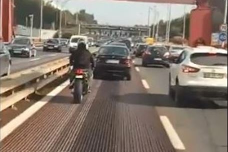 Motard ajuda ambulância a abrir caminho na ponte e vídeo torna-se viral