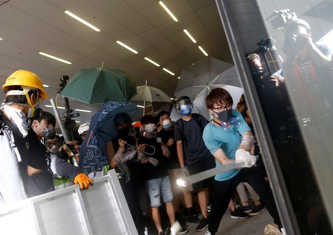 Polícia de Hong Kong avança sobre manifestantes