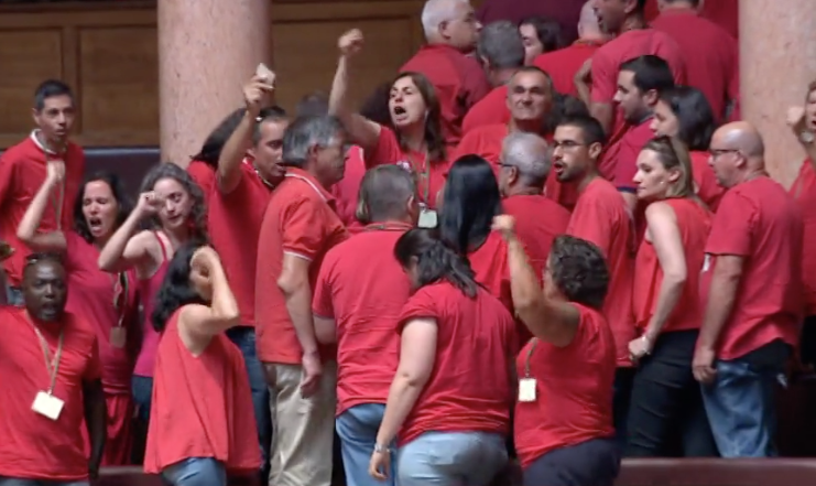 Sindicalistas protestam contra alterações à legislação laboral na Assembleia