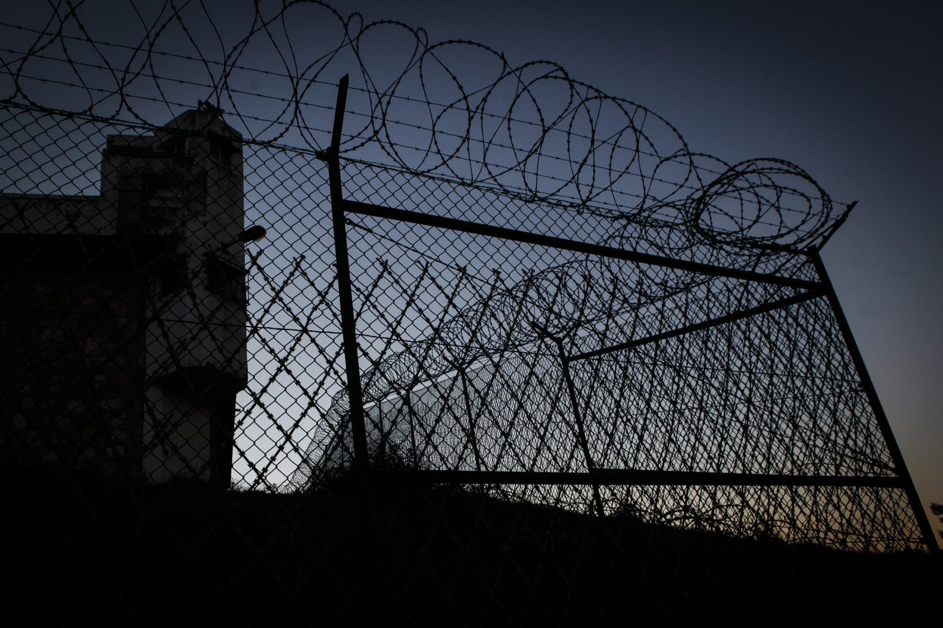 Caxias. Guarda prisional colaborava com traficantes para introduzir telemóveis e esteroides