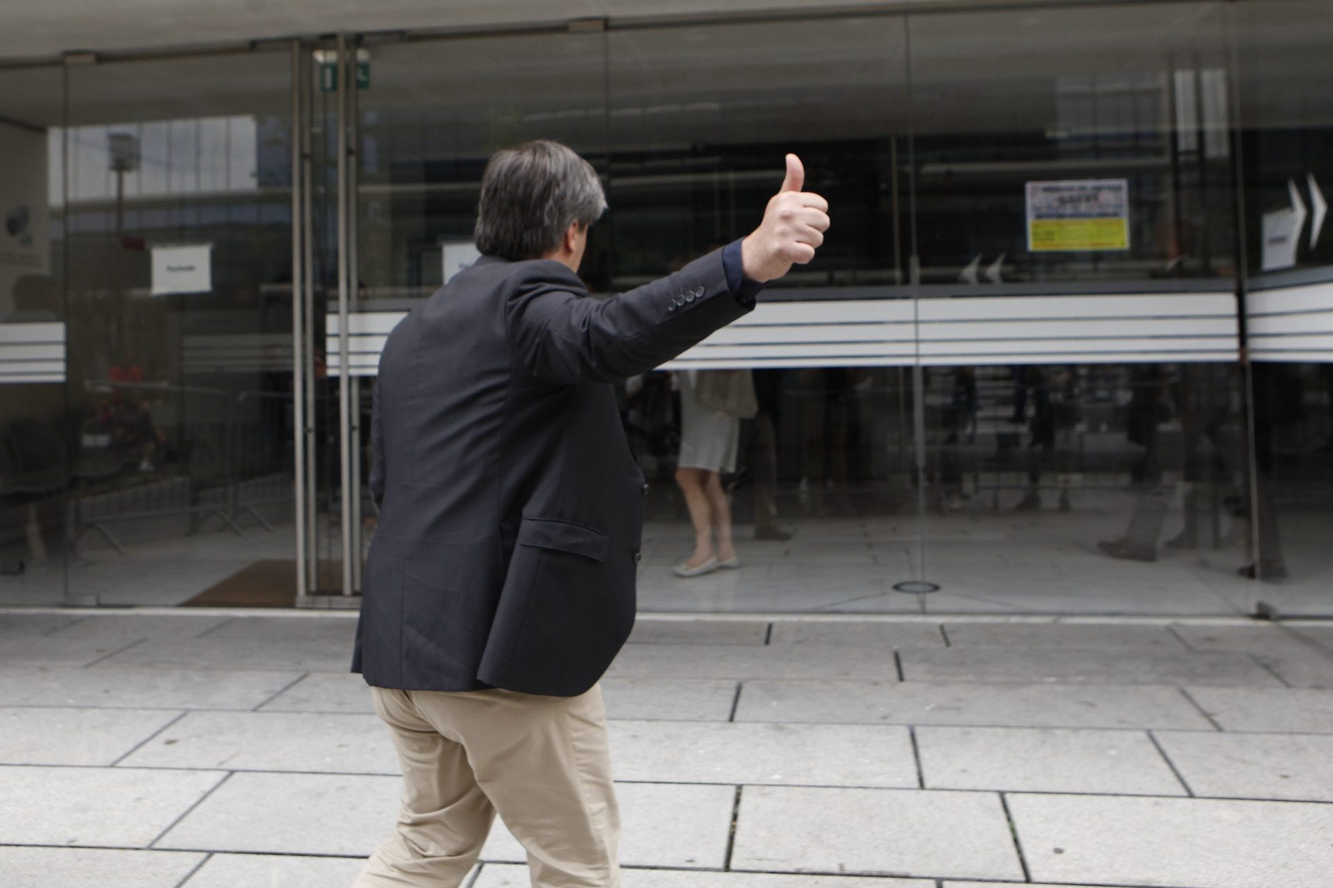 Aplausos e cartazes de apoio esperavam Bruno de Carvalho à porta do tribunal