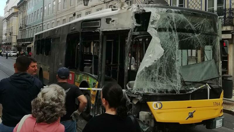 Cinco feridos em acidente com autocarro na Baixa de Lisboa