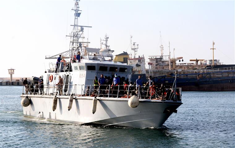 Malta proíbe entrada de navio com 65 migrantes