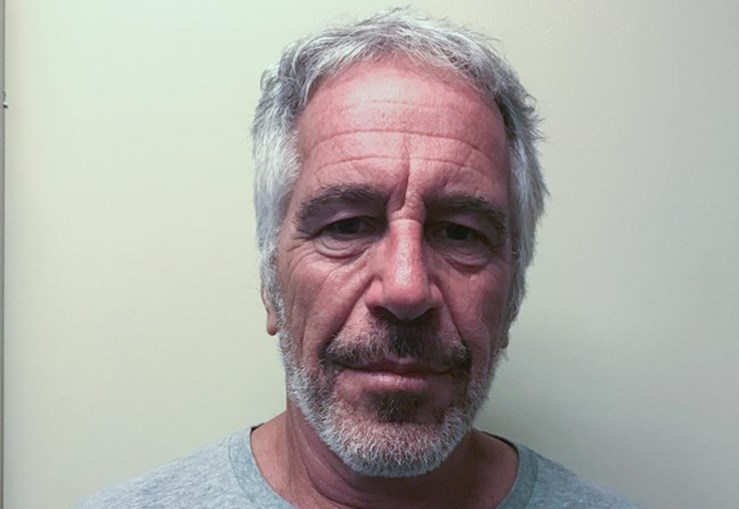 Milionário Jeffrey Epstein, acusado de abuso de menores, encontrado morto na cela de prisão