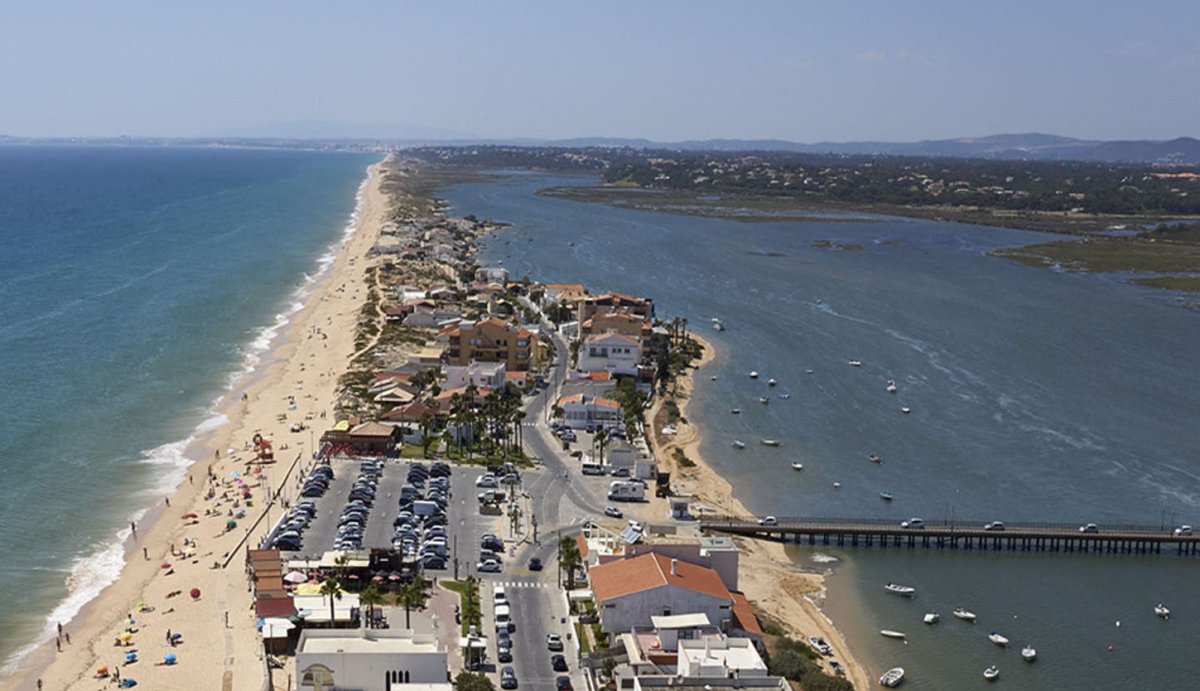 Presença de altos níveis de E.coli na água leva a interdição de banhos na ilha de Faro