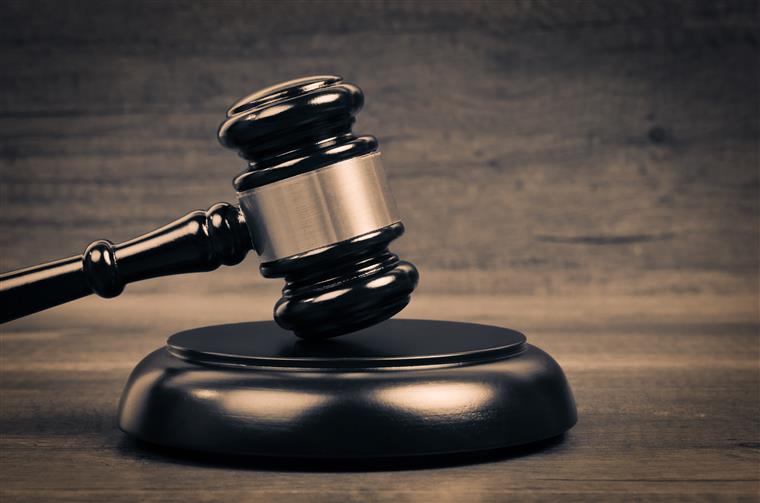 Homem acusado de agressão e abuso sexual não vai a julgamento por decisão do juiz de instrução