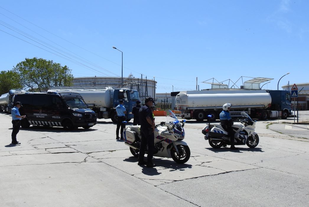 Camiões cisterna com escolta policial em Matosinhos