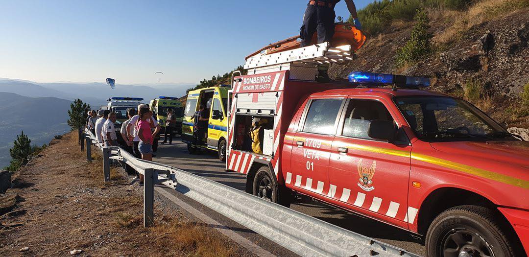 Homem gravemente ferido após queda de parapente encontra-se livre de perigo