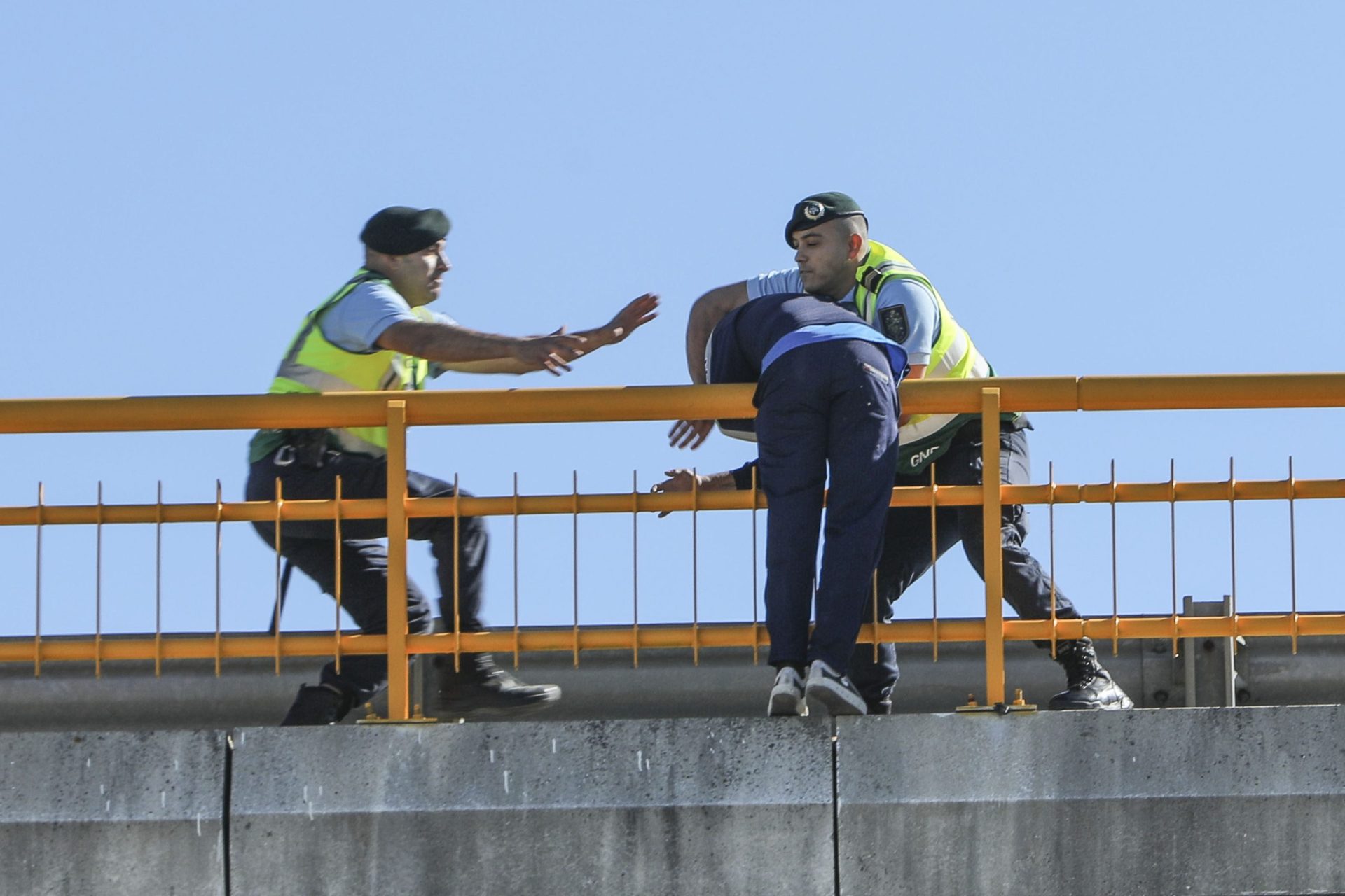 Homem presente na greve dos motoristas tenta atirar-se de um viaduto em Aveiras de Cima