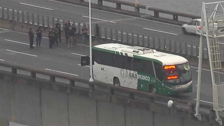 Homem sequestra passageiros de autocarro no Rio de Janeiro