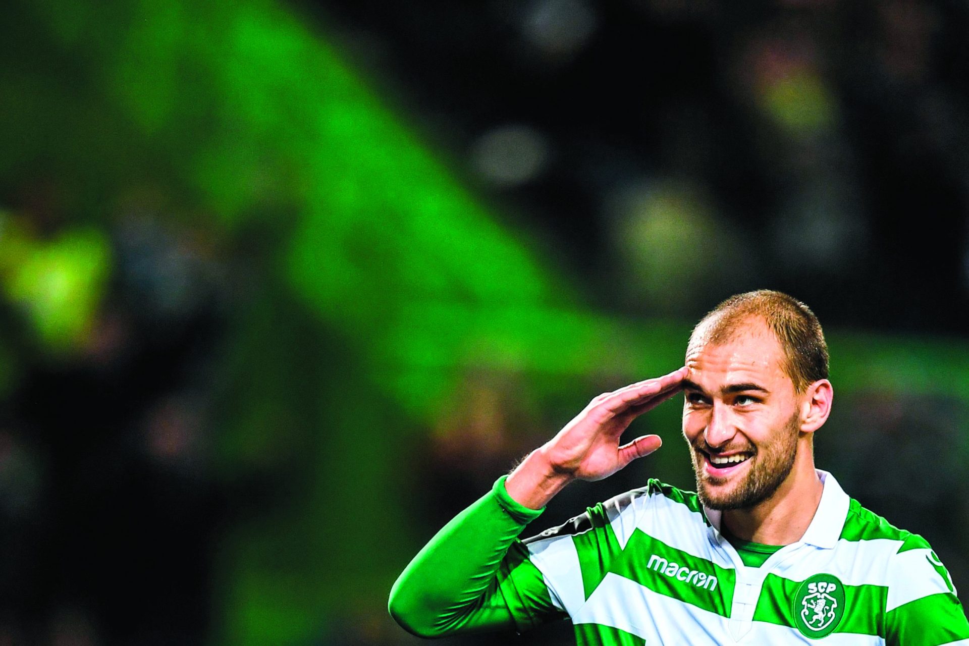 Treinador do Frankfurt quer oficialização de Bas Dost hoje