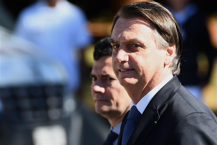 Bolsonaro assina decreto que prevê  o envio de Forças Armadas para a Amazónia