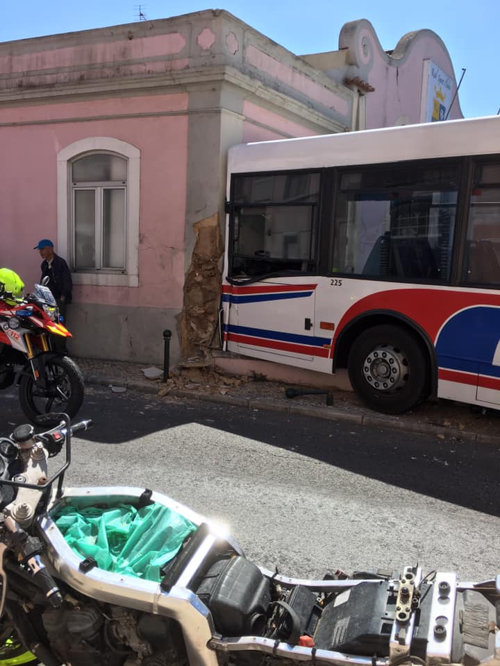 Autocarro choca contra edifício em Queluz