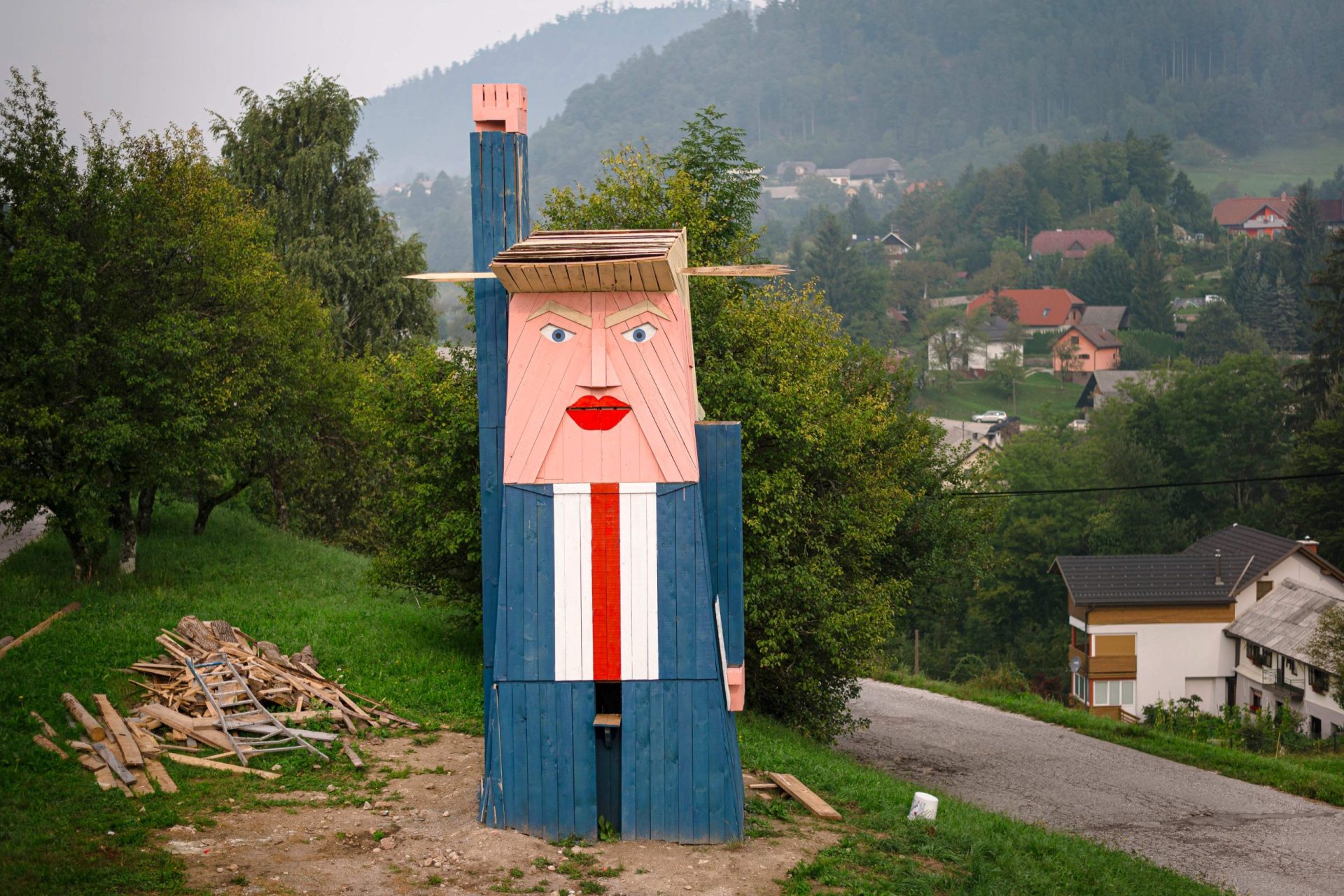 Artista constrói “Donald Trump” nazi na Eslovénia