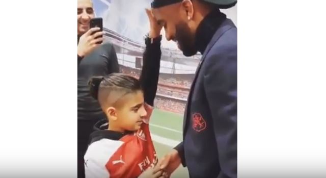 Vídeo mostra momento em que criança cega cumpre sonho de conhecer Lacazette