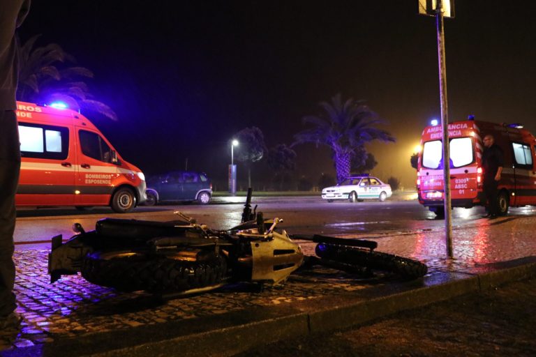 Jovem motociclista gravemente ferido em colisão