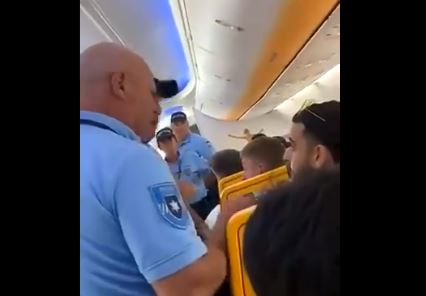 Turista alega ter sido agredido pela PSP a bordo de avião em Faro | Vídeo