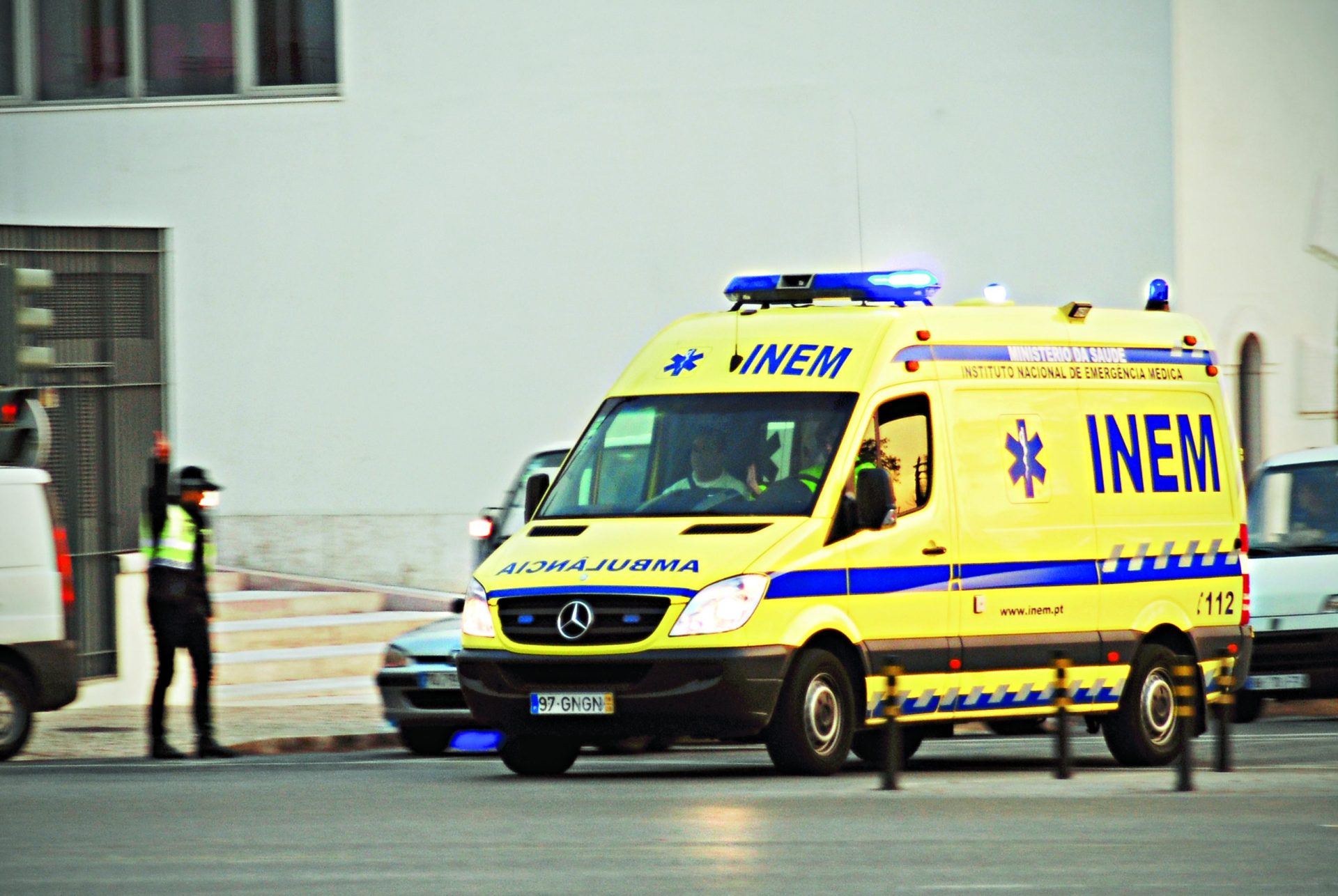 Grupo de jovens rouba ambulância em Oeiras com ferido ainda na maca