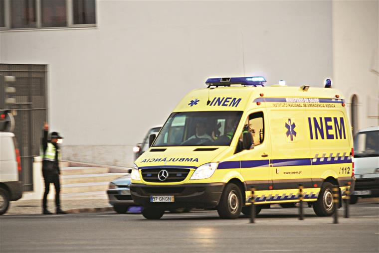 Autocarro com 52 estudantes colide com viatura ligeira na Covilhã e provoca um ferido grave