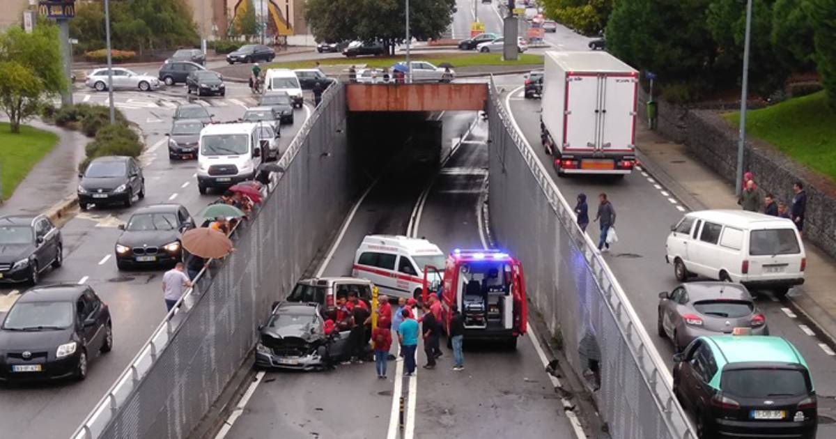 Choque no túnel de Famalicão interrompe trânsito