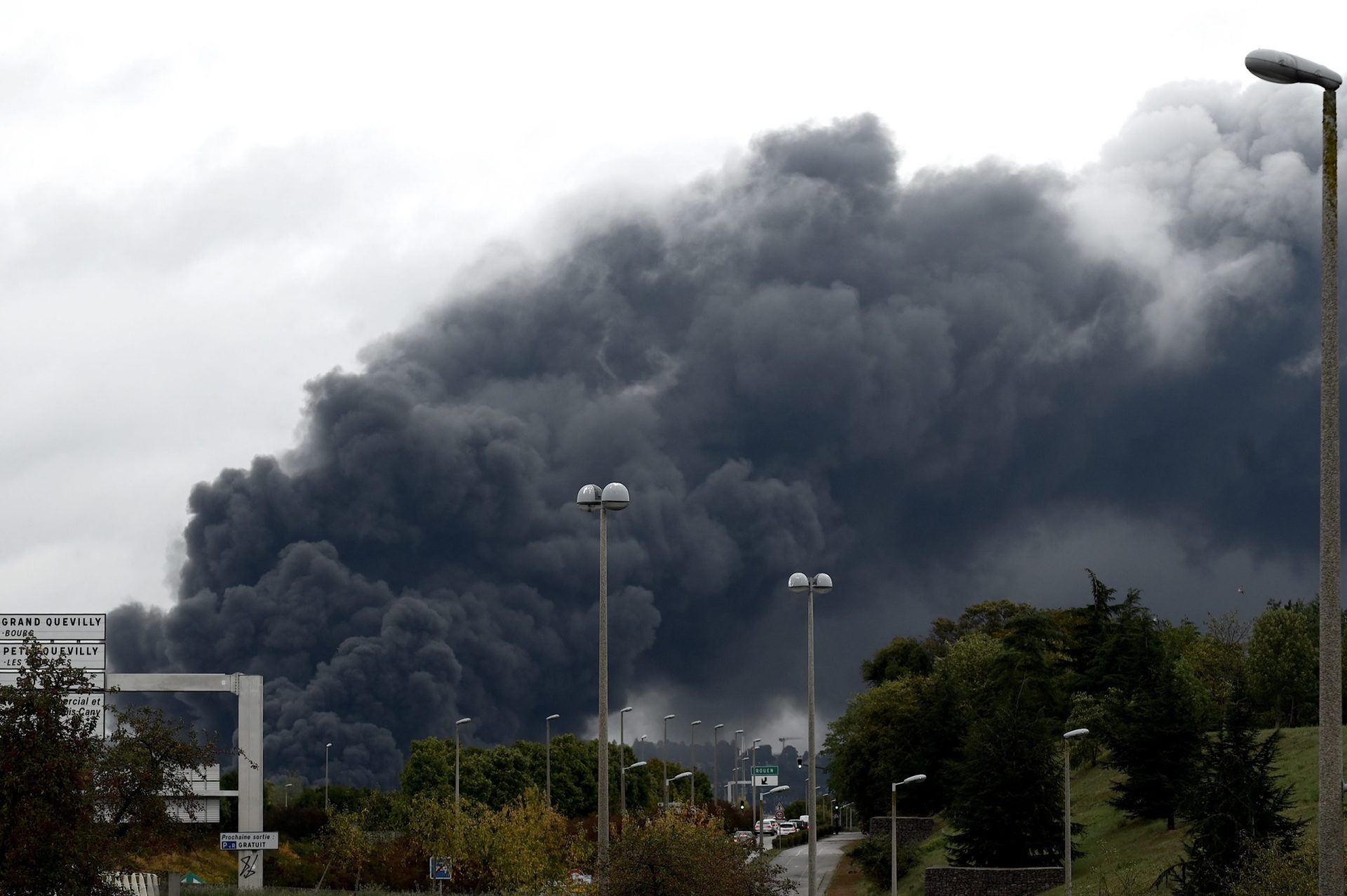 Incêndio está a consumir fábrica de produtos químicos em França