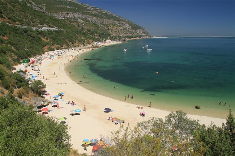 Restrição de automóveis no acesso às praias de Setúbal terminou este domingo