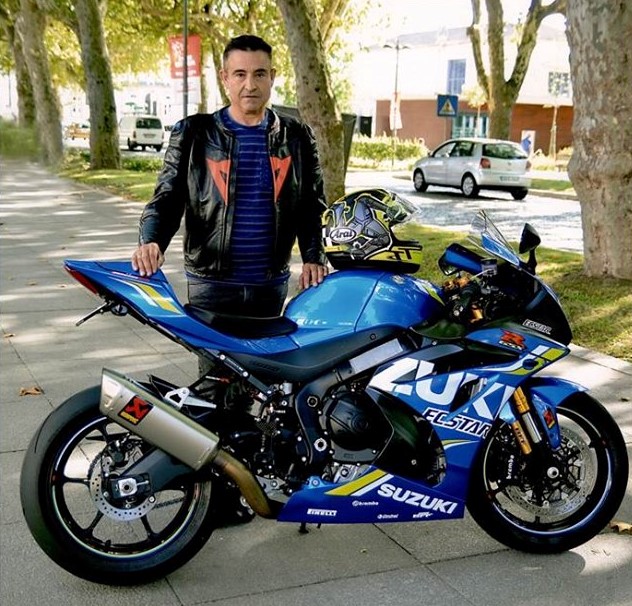 Motards em cortejo numa última homenagem a motociclista que morreu em colisão