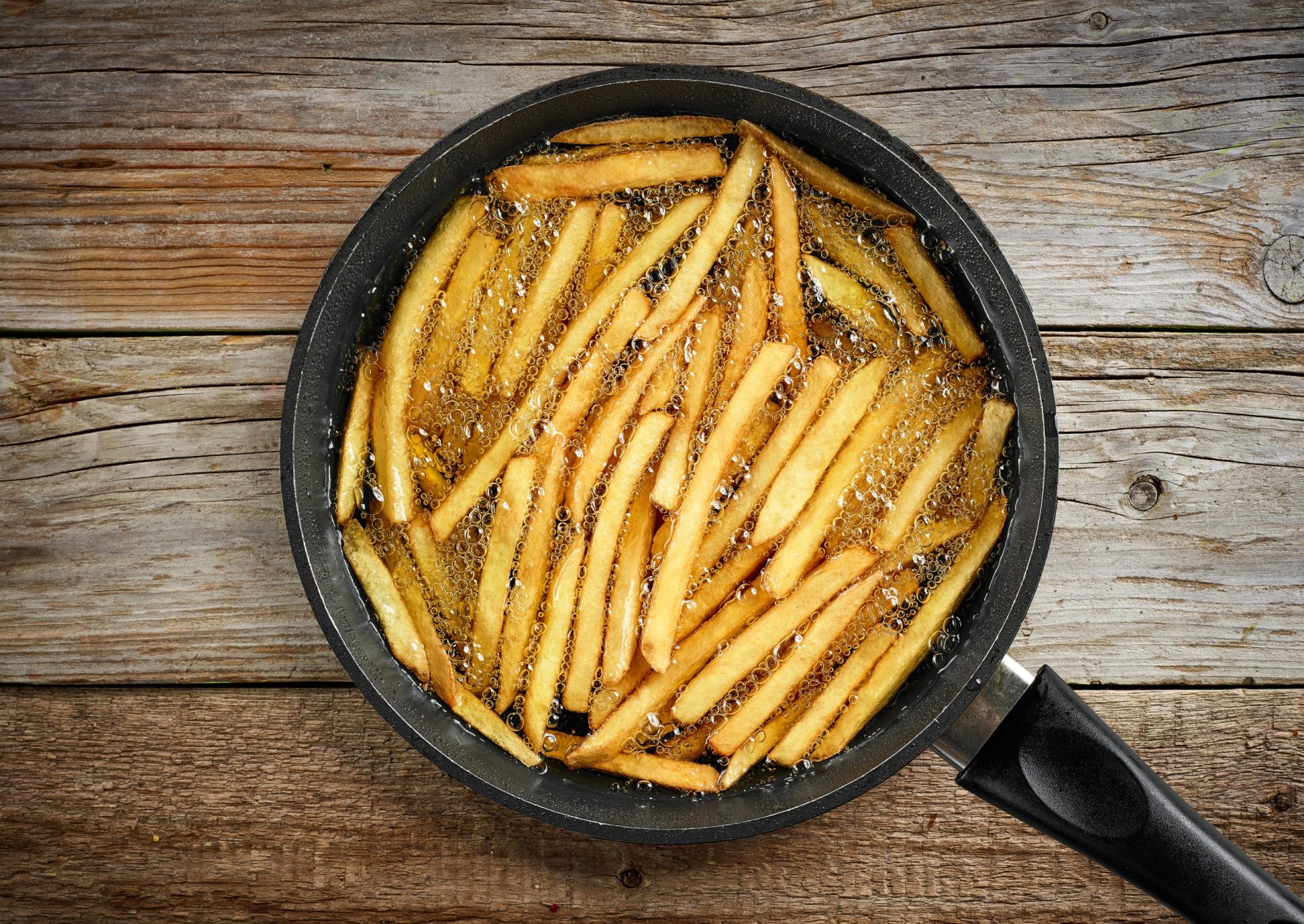 Jovem britânico perde visão e audição por ser alimentar à base de batatas fritas