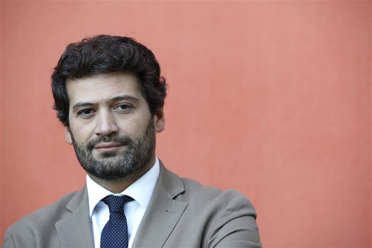 André Ventura pede que PSD, PCP e Aliança renunciem a subvenções