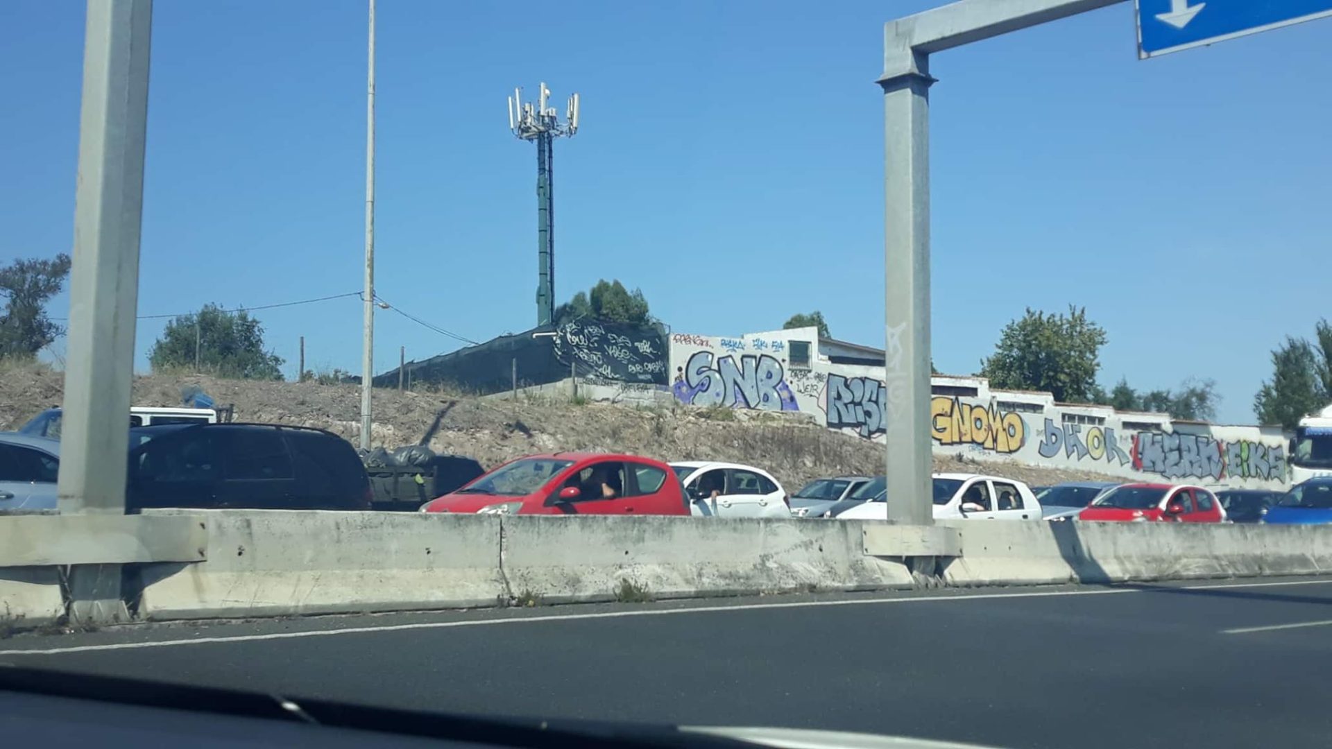 Quilómetros de fila na ponte 25 de Abril devido a acidente com motociclo