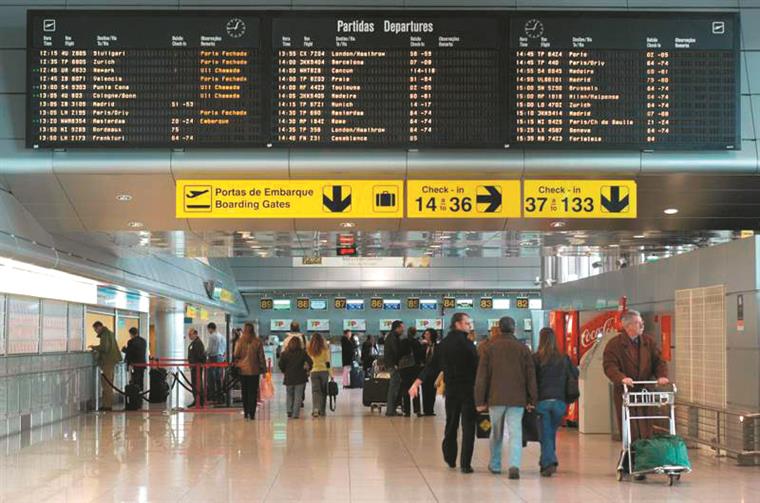 Aeroporto de Lisboa. SEF com tempos de espera recorde