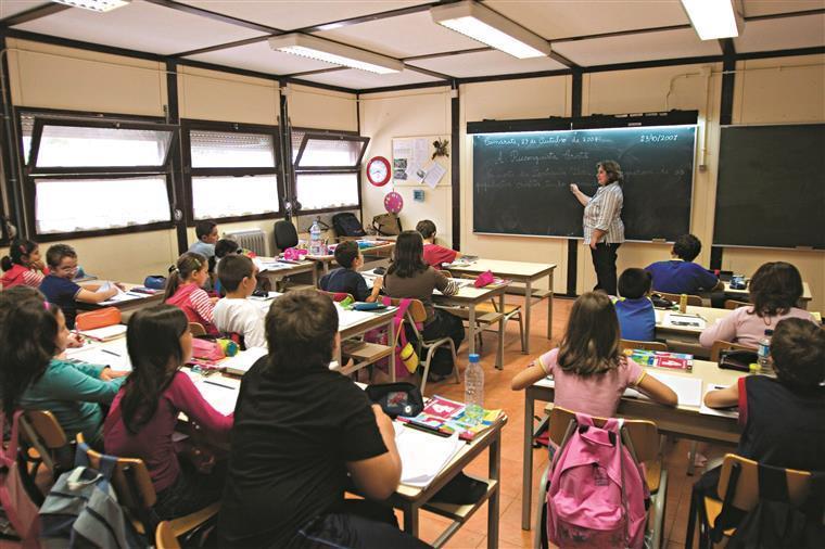 Docentes do grupo de risco regressam às escolas para dar aulas