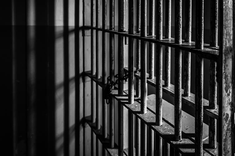Estado condenado a pagar 14 mil euros a recluso por tratamento desumano em prisão no Porto