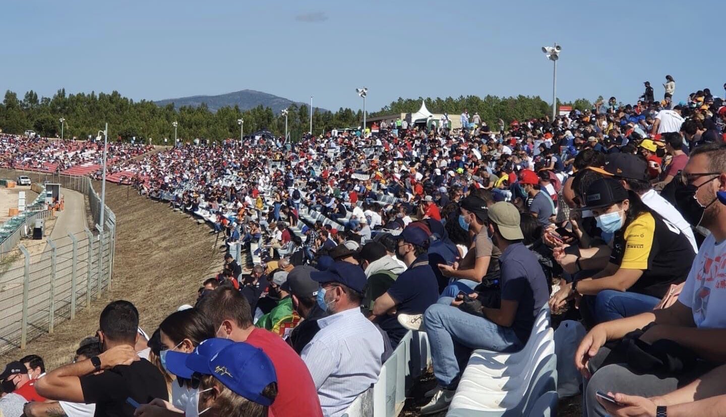 Imagens mostram bancadas cheias no Grande Prémio de Portugal de F1 e geram polémica