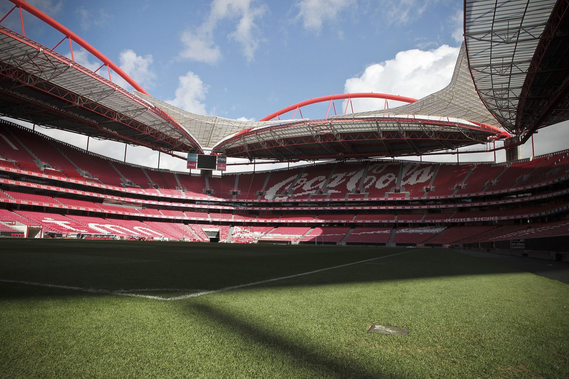 Esgotados bilhetes para o jogo Benfica-Standard Liège