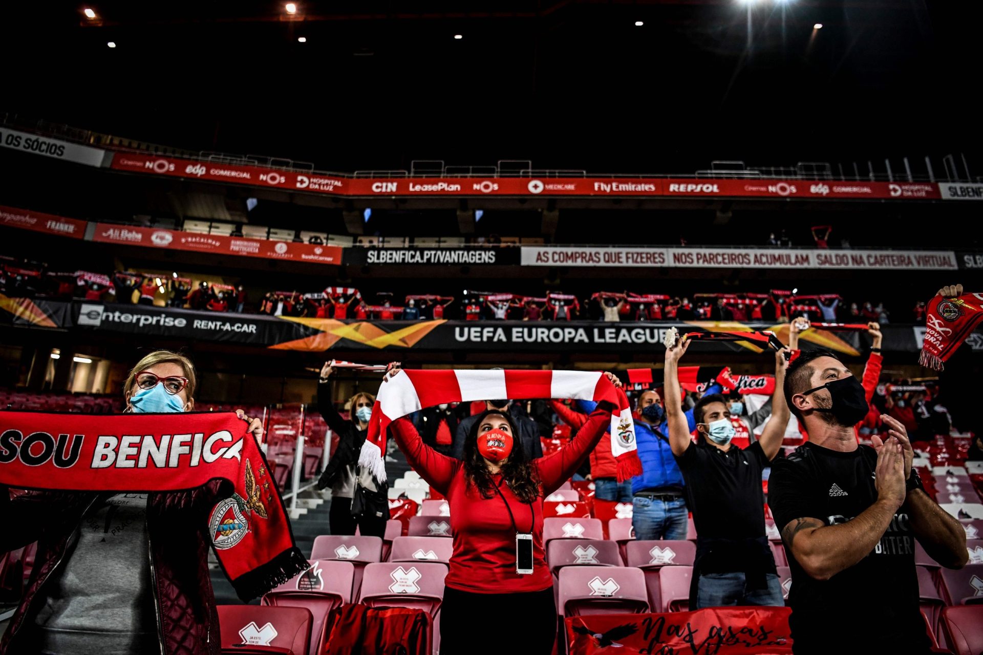 Liga Europa. Benfica vence (3-0) Standard Liège no regresso dos adeptos à Luz