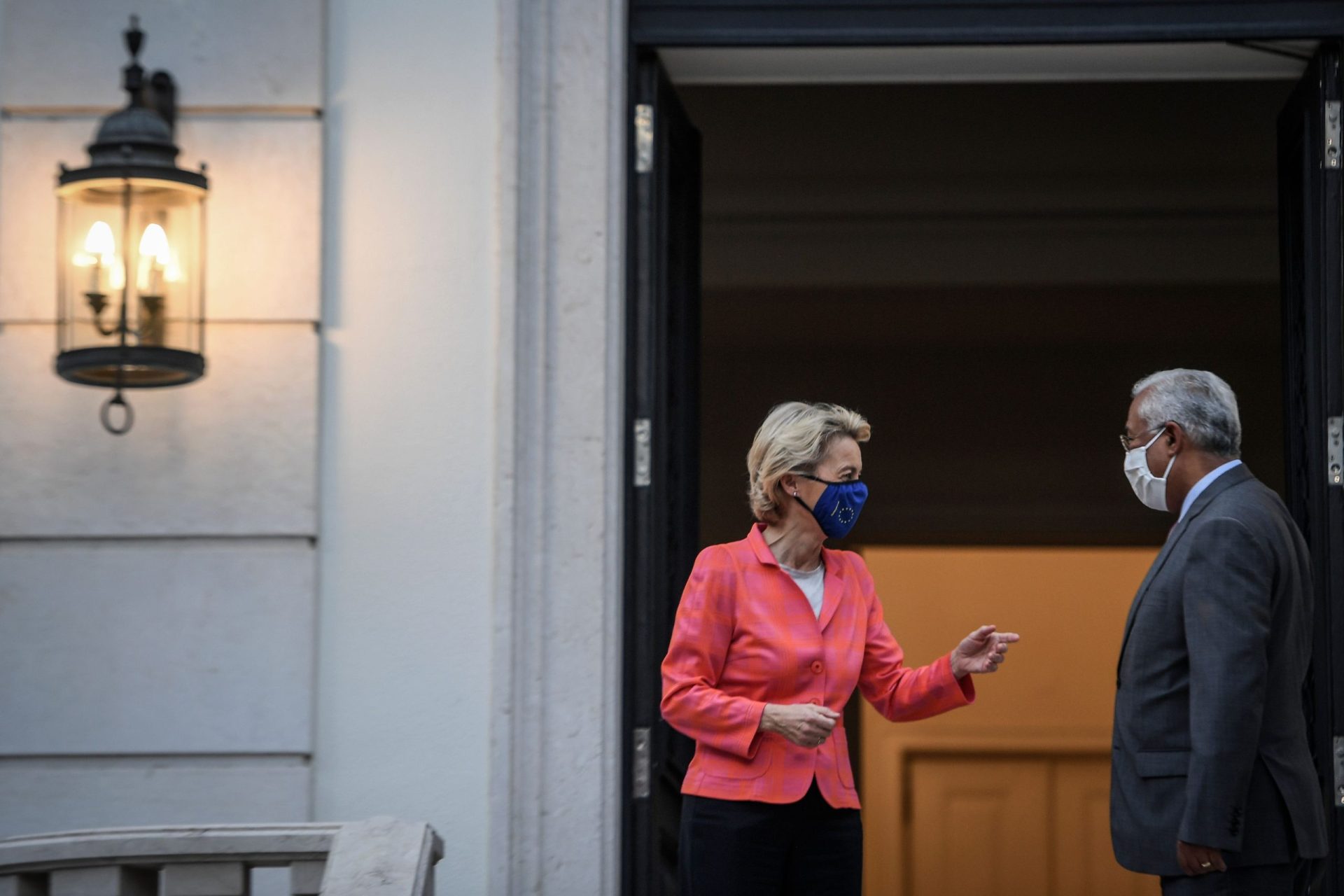 Von der Leyen em quarentena após estar com Lobo Xavier. Marcelo, Ferro e Costa testaram negativo